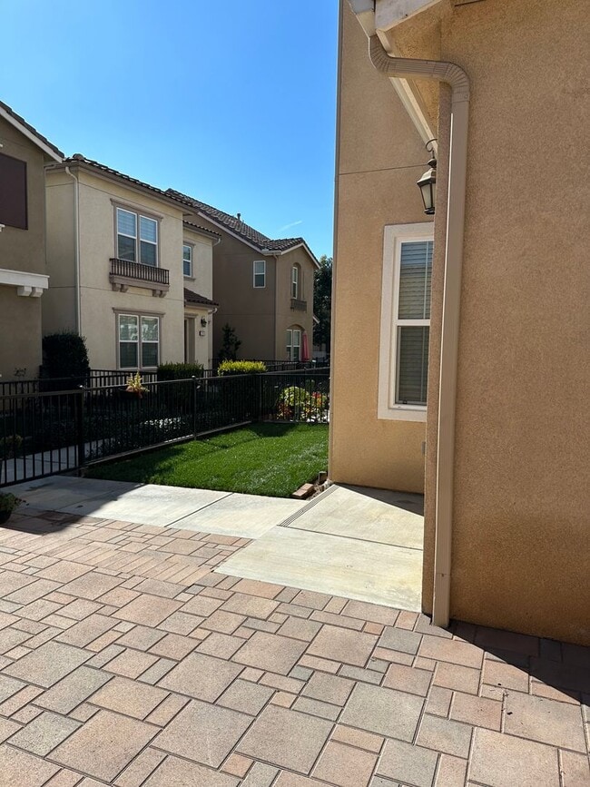 Building Photo - 3 bed  + Loft / 3.5 bath in Placentia, Ora...