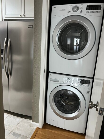 Building Photo - 7102 N Holiday Dr