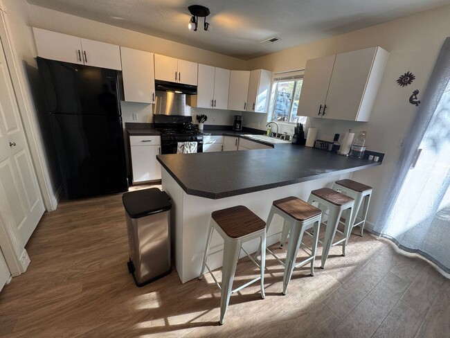 Building Photo - Fully Furnished Desert Dream Townhome!