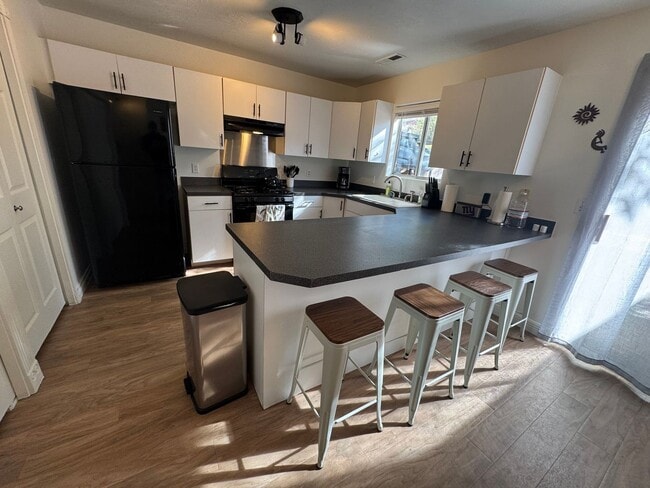 Building Photo - Fully Furnished Desert Dream Townhome! SHORT TERM LEASE OPTION
