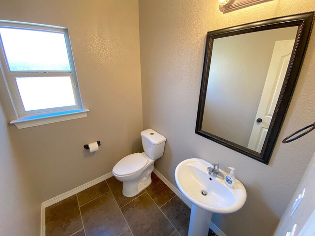 Building Photo - East El Paso LARGE 4 bed Refrig A/C!