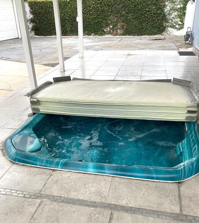 Jacuzzi - 6623 Babcock Ave