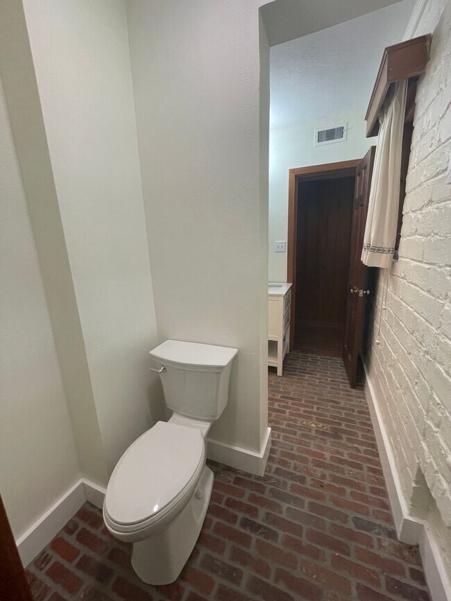 Building Photo - Stunning 3-Bedroom, 2-Bathroom Home with A...