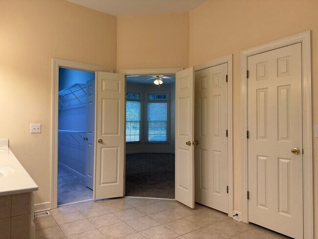 Building Photo - Stunning, Elegant Residence in Chapel Hill...
