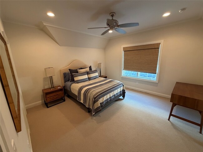 Building Photo - 11 Edge Hill Dr