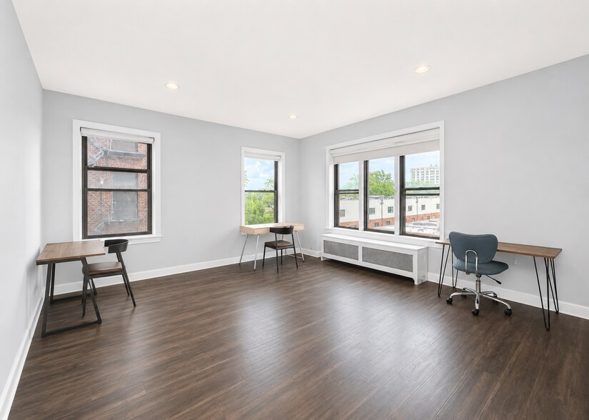 Building Photo - 5300 S Shore Dr