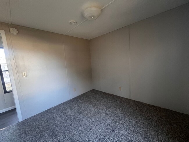 Building Photo - Cute 2 bedroom 2 bath mobile home that is located close to the Camp Lejeune Main Gate, beaches, s...