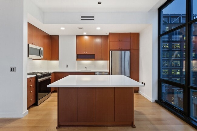 Building Photo - Exquisite 1BD/1.5BTH Condo Unit in the Pea...