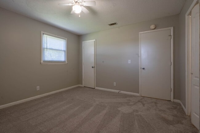 Building Photo - 4 bed and 2 bath house in Johnson City