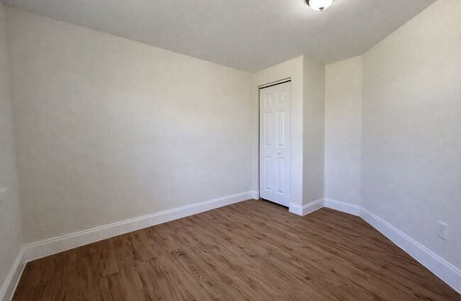 Building Photo - 569 Nuna Ave