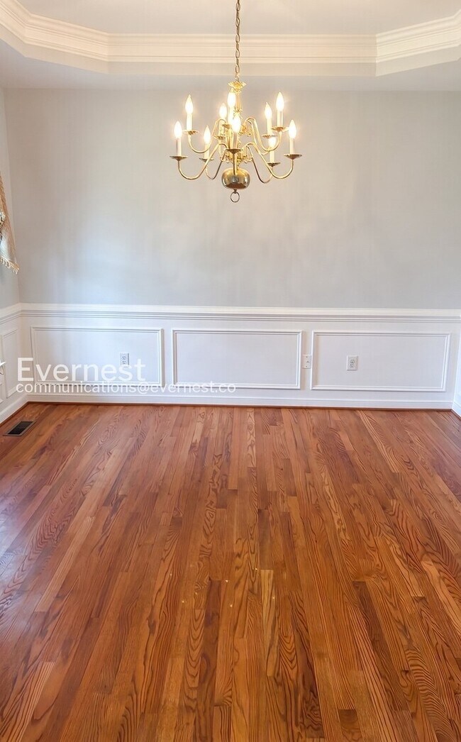 Building Photo - 6 Bed/4 Bath Home with Modern Amenities / Available Now!