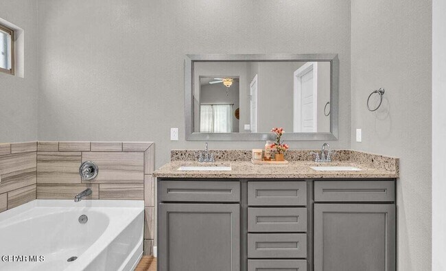 Building Photo - 172 N Manzanita Dr