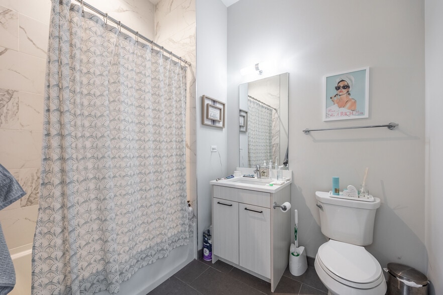 Building Photo - 2251 W Lawrence Ave