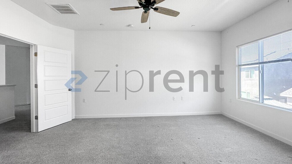 Building Photo - Unit