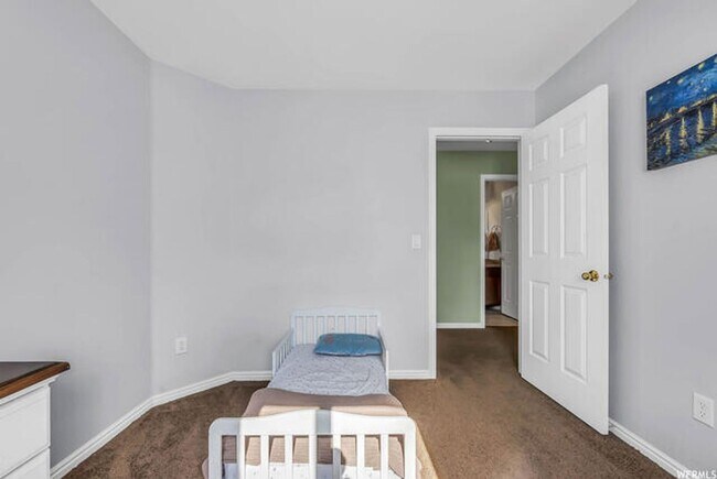 Building Photo - Large 4 Bedroom 3 Bathroom home!