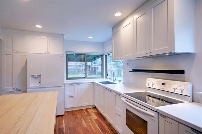 Building Photo - 11813 Highland Oaks Trail
