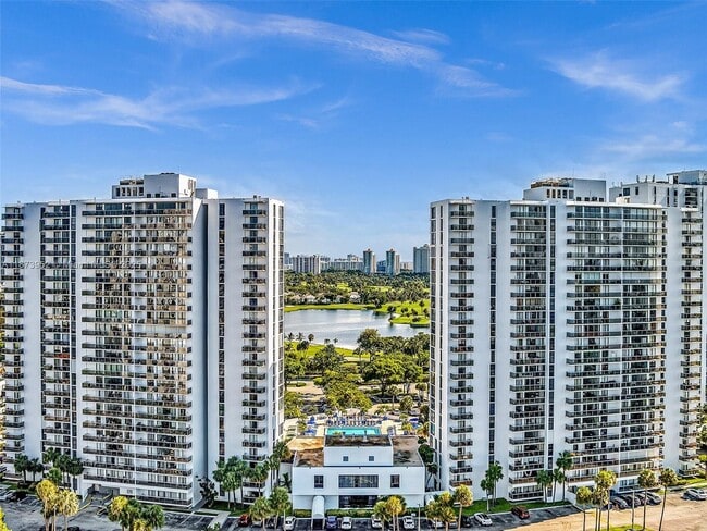 Building Photo - 3701 N Country Club Dr