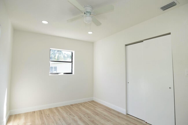 Building Photo - 924 NW 11th Ct