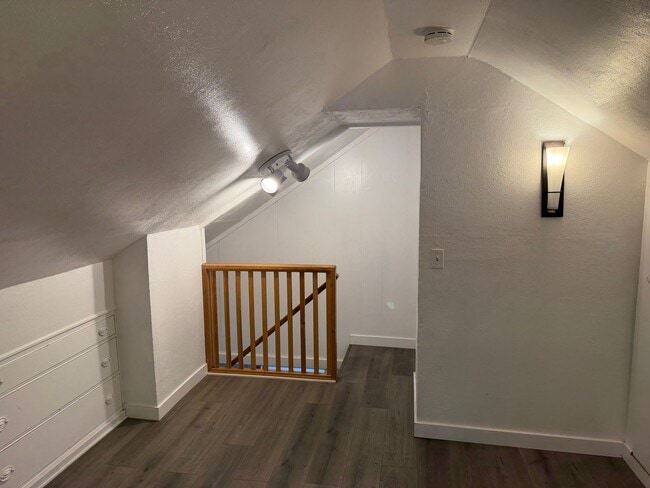 Building Photo - Updated 4 bedroom, 1 bath home in Eugene!