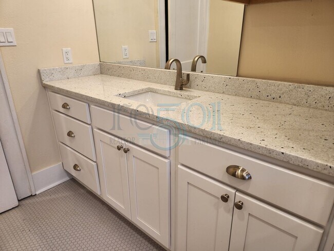 Building Photo - Newly Renovated Immaculate Apartment In Hillcrest!!!!! Just Blocks from UAMS!!