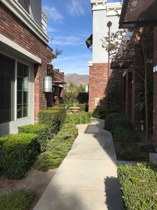 Building Photo - Located in the very popular northwest area in Glendale