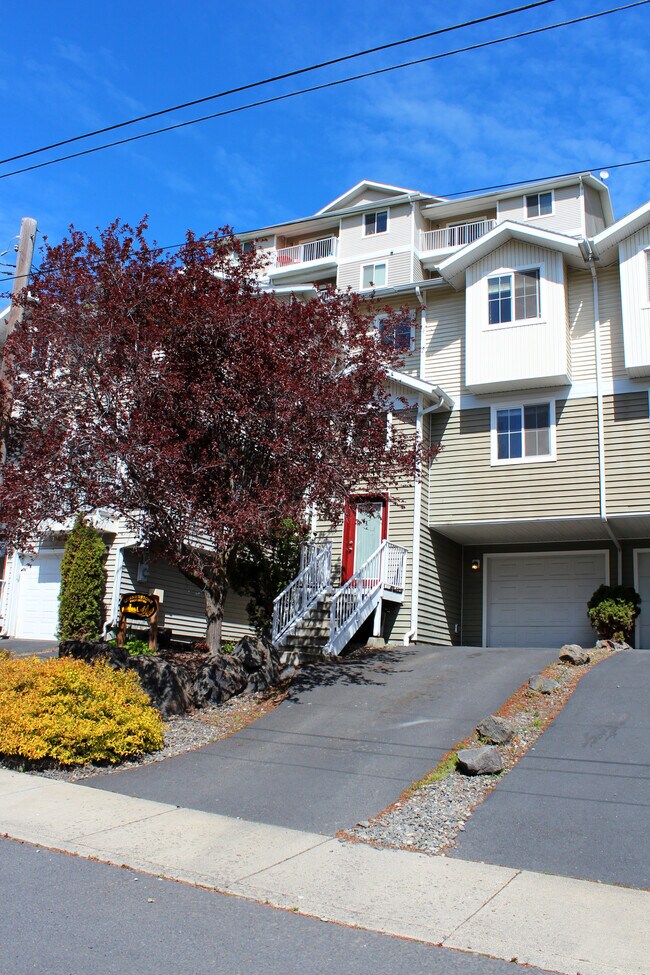 Building Photo - 421 NE Morton St