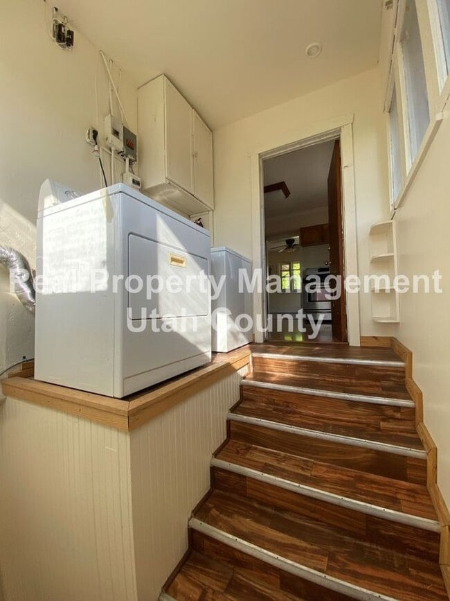 Building Photo - 341 N 400 W St