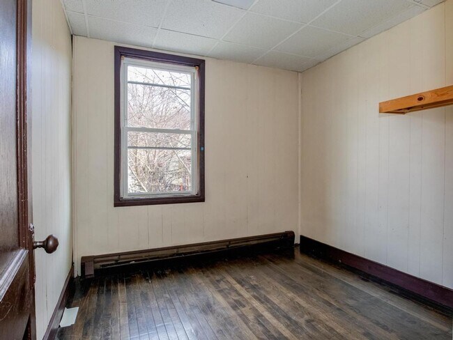 Building Photo - 1418 Lenz Ave