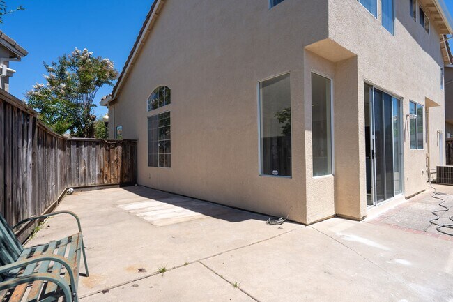 Building Photo - ***Exceptional 3BR/2.5BA Residence in Prime *** San Leandro Location