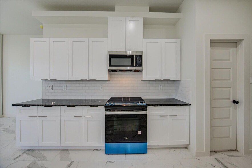 Building Photo - 2920 El Fenice Ln