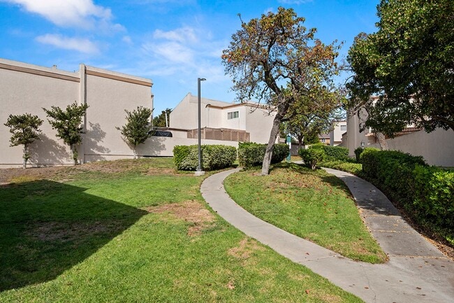 Building Photo - Spacious 4-Bedroom 2.5-Bathroom Townhome 5...