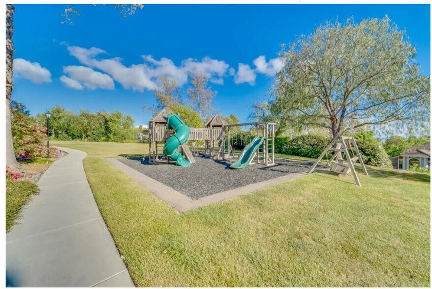 Building Photo - 927 Waverly Cmn