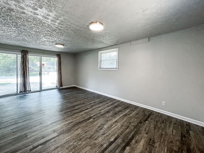 Building Photo - 449 Carol Dr