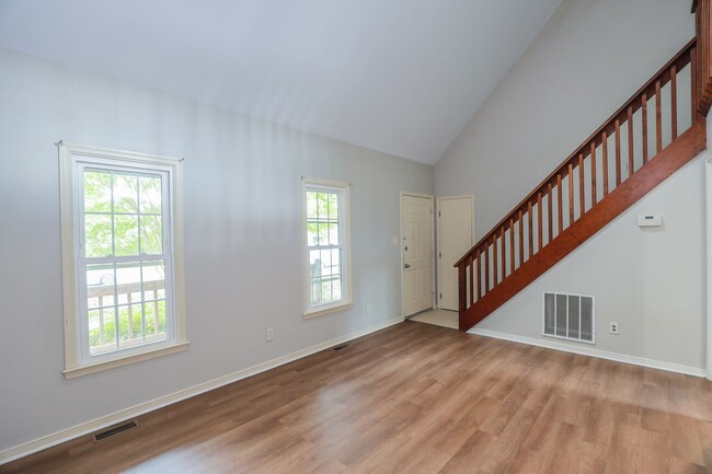 Building Photo - -- Available Now!  Spacious 4 Bed 2 Bath C...