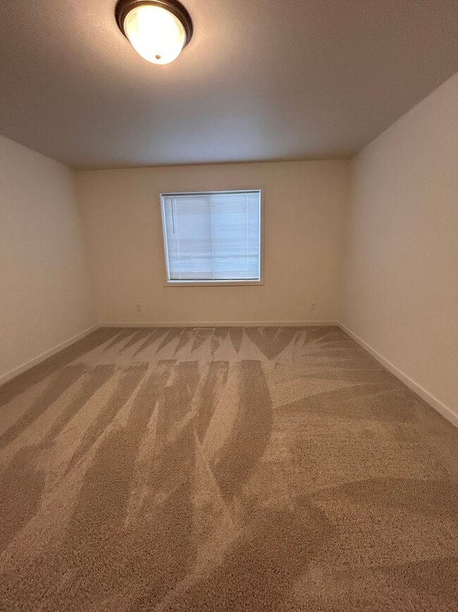 Building Photo - 3 Bed 3 Bath TownHome