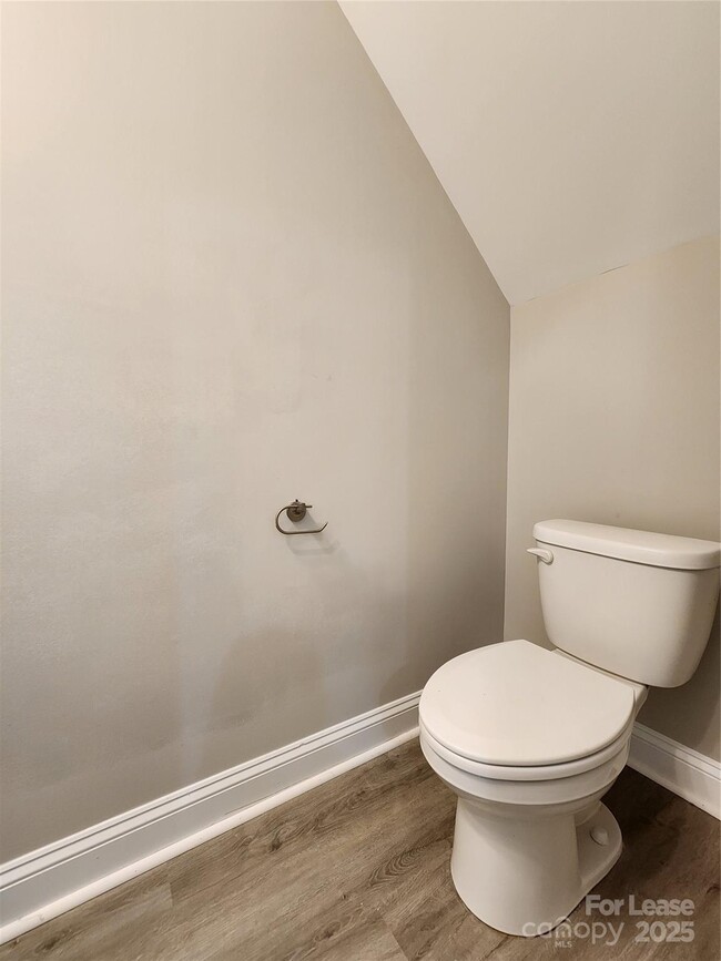 Building Photo - 2210 Brookview Ave