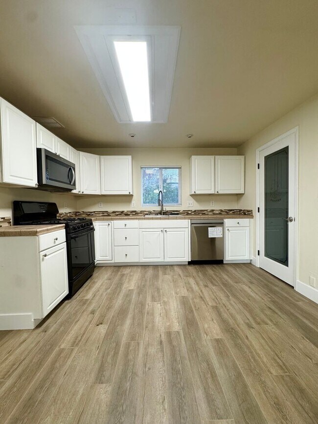 Building Photo - Spacious Country Home w/ HUGE SHOP!