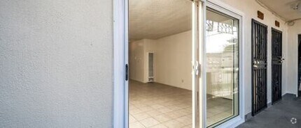 Building Photo - 4956 Romaine St