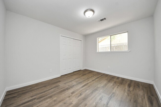 Building Photo - 3400 Surrey Ln