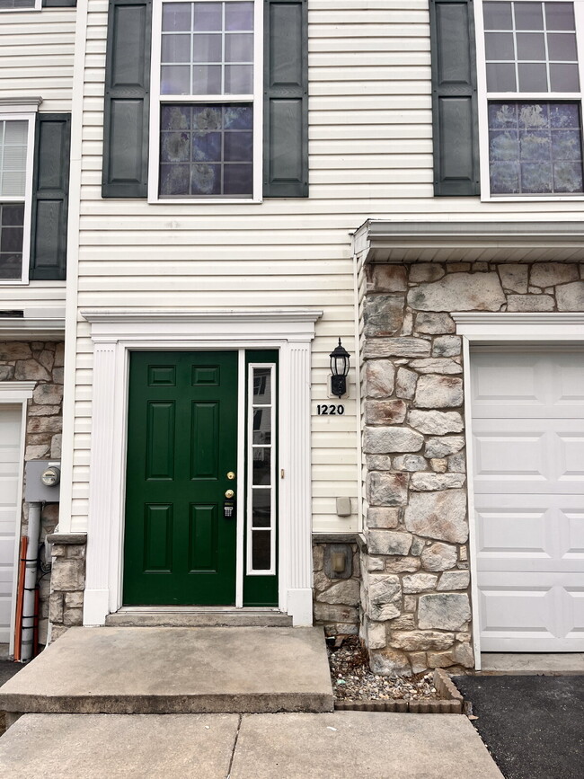 Building Photo - Move in Ready Jackson Hts Townhome!!