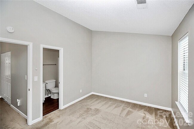 Building Photo - 8203 Golf Ridge Dr