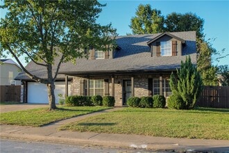 Building Photo - 2711 W Bishop Dr