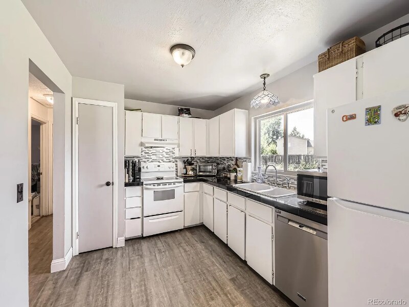 Building Photo - 10895 Fairfax Way