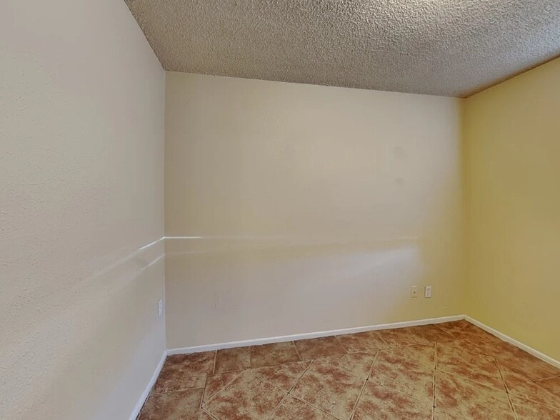 Building Photo - 3734 W Columbine Dr