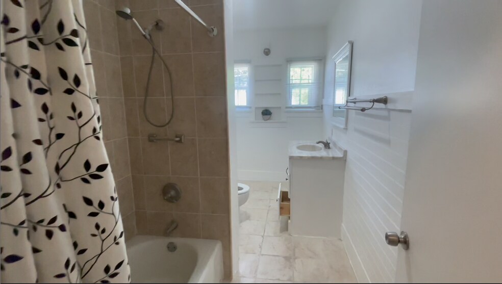 Building Photo - 2-Bedroom Duplex in Prime Mid-Wilshire Area!