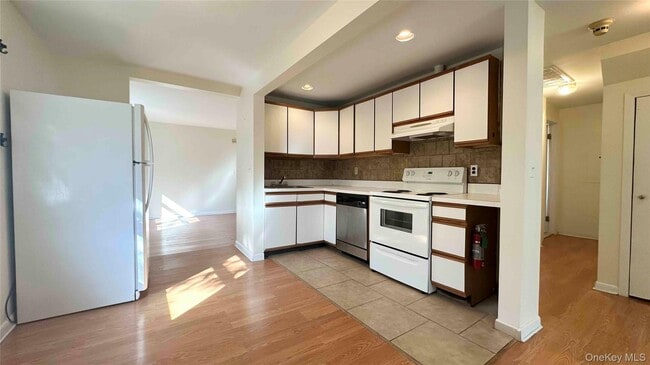 Building Photo - 64 Pine Hollow Rd