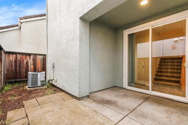 Building Photo - Charming 3-Bedroom, 2.5-Bath, 1,453 Sq. Ft...