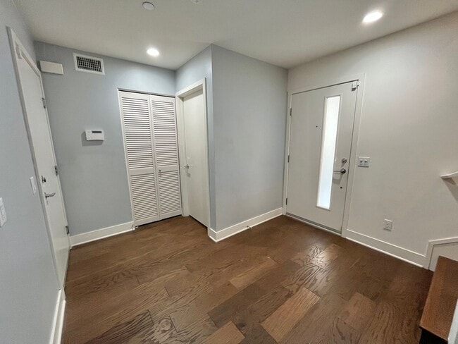 Building Photo - Spacious Light-Flooded 3-Story Silver Lake...