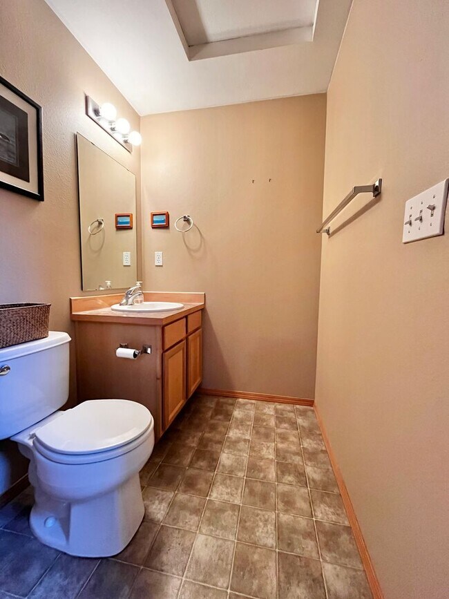 Building Photo - Peaceful Hansville Home with Plenty of Room