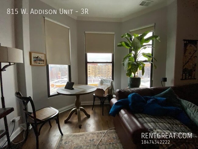 Building Photo - 815 W Addison St